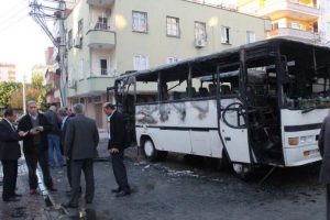 S&uuml;r&uuml;c&uuml; kursunun 3 aracı yandı
