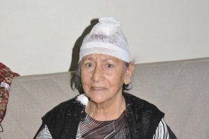 2 bilezik i&ccedil;in yaşlı kadına yaptığına bakın