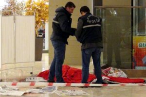 &Ccedil;atıdan d&uuml;şen iş&ccedil;i &ouml;ld&uuml;
