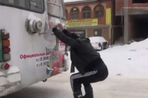 Trafikte kayarak seyahat ediyor