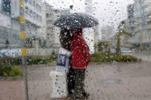 Bursa g&uuml;ne yağmurla başladı