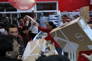 Bursa'da mağaza a&ccedil;ılışında izdiham!