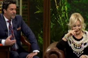 Beyaz Show'da g&uuml;lmekten kırıp ge&ccedil;iren Emel Sayın sahnesi