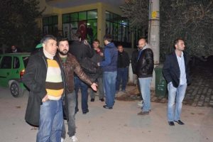 Taraftar b&uuml;rosu &ouml;n&uuml;nde havaya ateş a&ccedil;ıldı