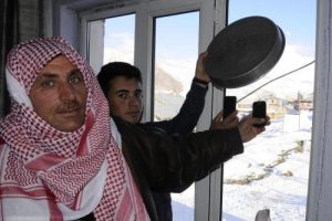D&uuml;nya ile iletişimlerini tencere, kapakla kuruyorlar