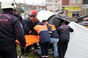 Minib&uuml;s takla attı
