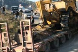 Virajı d&ouml;nemeyen TIR trafiği fel&ccedil; etti