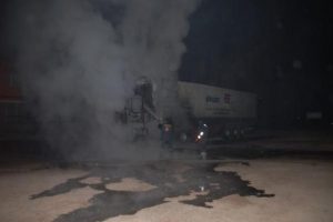 G&ouml;stericiler TIR yaktı