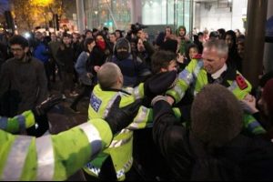 İngiliz polisinden &ouml;ğrencilere sert m&uuml;dahale