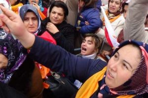 Başbakan sevgisi 3 kişiyi yaraladı
