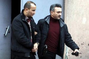 Cinsel ilişki vaadiyle boş senet imzalattılar