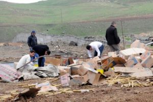 TIR devrildi, dinamitler yola sa&ccedil;ıldı