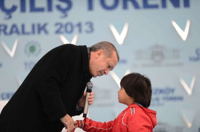 Minik &ccedil;ocuktan Başbakan'a T&uuml;rk Bayrağı