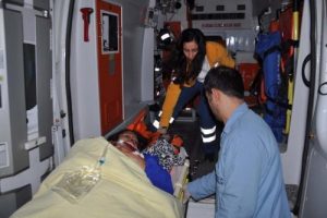 Yağış nedeniyle otomobil devrildi: 2 yaralı
