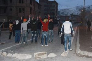 Van - Hakkari yolunu trafiğe kapattılar