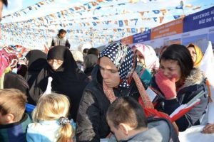 Başbakan'a sarılamadı diye ağladı
