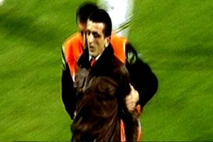 Sahaya kravatlı taraftar girdi!