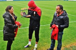 100. gol plaketini aldı