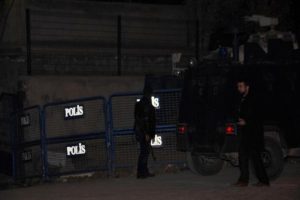 Polis merkezi bah&ccedil;esine el yapımı bomba attılar