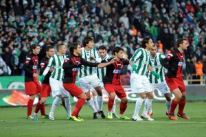 Timsah Gen&ccedil;lerbirliği duvarını aşamadı!