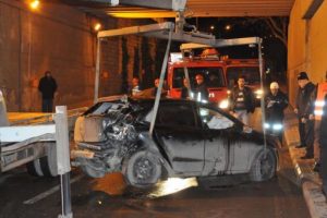 Altge&ccedil;itte kaza yapan otomobilde can pazarı