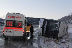 Cenaze giden otob&uuml;s devrildi