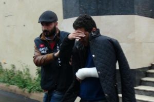 Kendilerini polis olarak tanıtan hırsızlar yakalandı