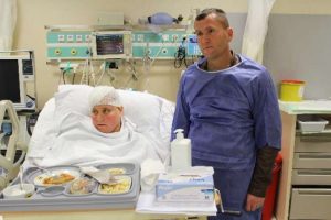 Konuşarak beyin ameliyatı oldu