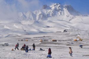 Kar yağdı turizmcilerin y&uuml;z&uuml; g&uuml;ld&uuml;