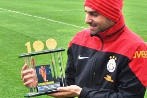 Burak Yılmaz'a 100'ler kul&uuml;b&uuml; plaketi