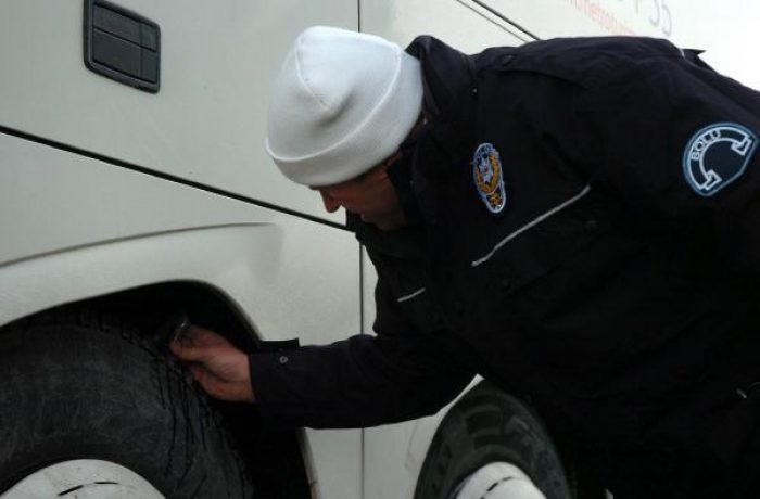 Otob&uuml;slere kar lastiği kontrol&uuml;