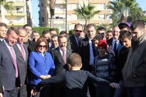 Adana sokaklarını gezen Bakan