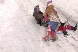 57 yaşındaki nine karda kızak kayarsa...