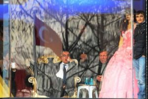 Erdoğan'ı vitrinden b&ouml;yle izledi