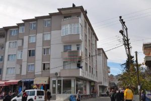 Paralarını alamayan iş&ccedil;iler &ccedil;atıya &ccedil;ıktı