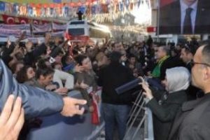Emine Erdoğan'ın hediyelerini kapmak i&ccedil;in yarıştılar