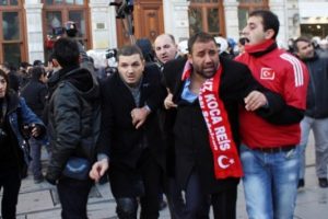 Alperenler'e polisten gazlı m&uuml;dahale