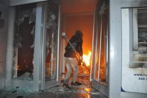 Gergin il&ccedil;ede banka şubesi yakıldı