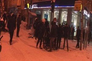 Kars'taki olaylarda emniyet m&uuml;d&uuml;r yardımcısı yaralandı
