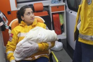 Ş&uuml;pheli paketten bebek &ccedil;ıktı