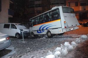 Freni boşalan minib&uuml;s 7 araca &ccedil;arptı