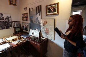 Mandela'nın yaşadığı eve b&uuml;y&uuml;k ilgi