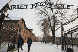 İki T&uuml;rk &ouml;ğrenciye Nazi g&ouml;zaltısı