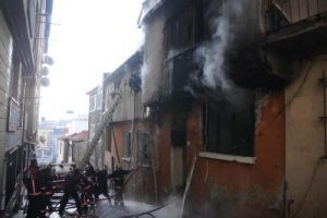Ahşap binada korkutan yangın