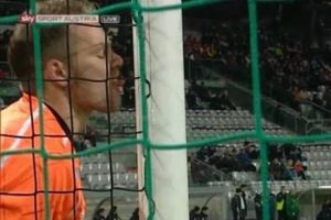 Kaleci Benedikt neden direği yalıyor?