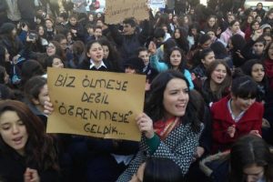 Liseli kızlar eylemde