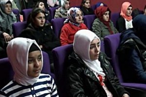 Polisten &ouml;ğrencilere sinema salonu