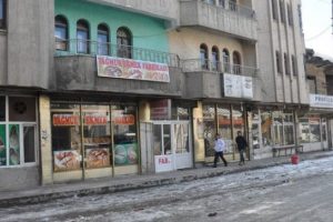 Y&uuml;ksekova'da esnaf bug&uuml;n de kepenk a&ccedil;madı