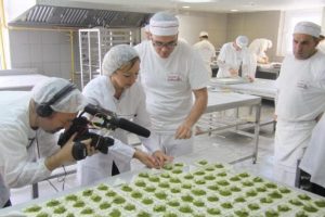 Tanıtım programı i&ccedil;in baklava a&ccedil;tı