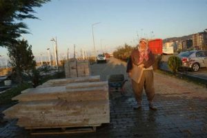 50 yaşındaki anne ekmeğini taştan &ccedil;ıkartıyor